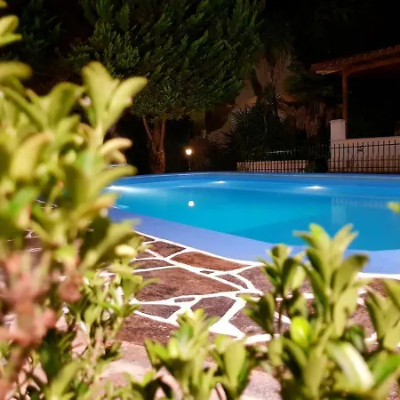 Luxury Pool Palace 4bedroom Nyaraló *